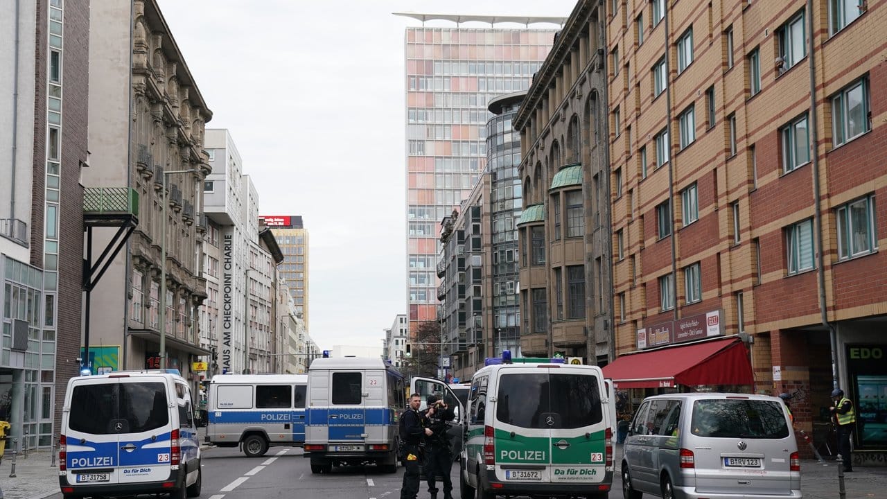 Polizeifahrzeuge sperren die Straßen um die Kreuzung Kochstraße/Friedrichstraße in der Nähe des Checkpoint Charlie ab. Polizeifahrzeuge sperren die Straßen um die Kreuzung Kochstraße/Friedrichstraße in der Nähe des Checkpoint Charlie ab.