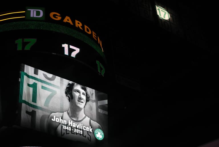 25. April: Der amerikanische Basketball-Rekordmeister Boston Celtics trauert um einen seiner größten Stars der Vereinsgeschichte: John Havlicek stirbt mit 79 Jahren. "Hondo" wurde acht mal mit den Celtics NBA-Champion, führt noch heute die Rekordlisten als bester Werfer (26.395 Punkte) und als Spieler mit den meisten Spielen (1.270) an.