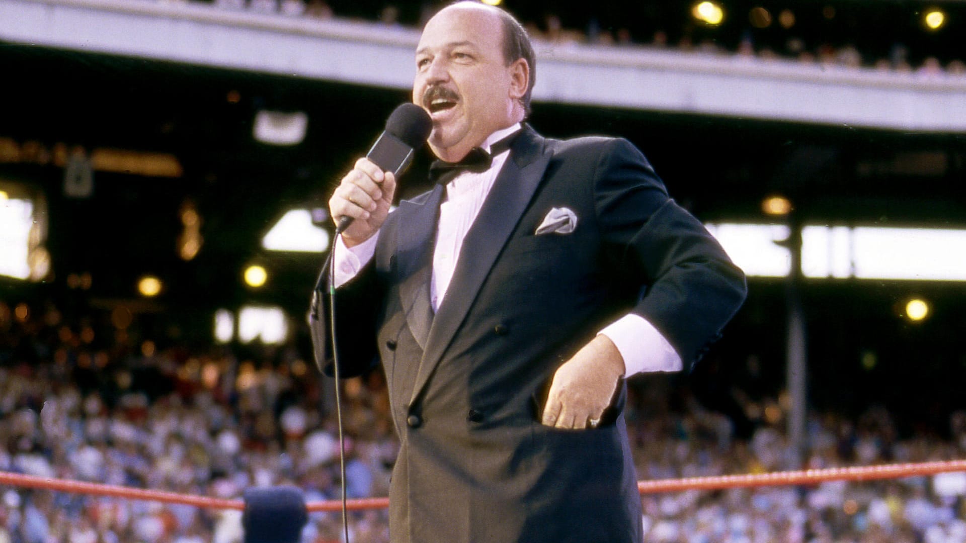 2. Januar: Mit 76 Jahren stirbt Wrestling-Legende "Mean" Gene Okerlund. Sein langjähriger Arbeitgeber World Wrestling Entertainment (WWE) nennt ihn den berühmtesten Interviewer in der Geschichte des Sport-Entertainments. Okerlund hatte jahrzehntelang Wrestling-Events auf der ganzen Welt mit seiner markanten Stimme und unterhaltsamen Interviews begleitet. In sein Mikro sprachen die größten Stars der Branche wie beispielsweise Hulk Hogan, "Macho Man" Randy Savage oder The Ultimate Warrior.