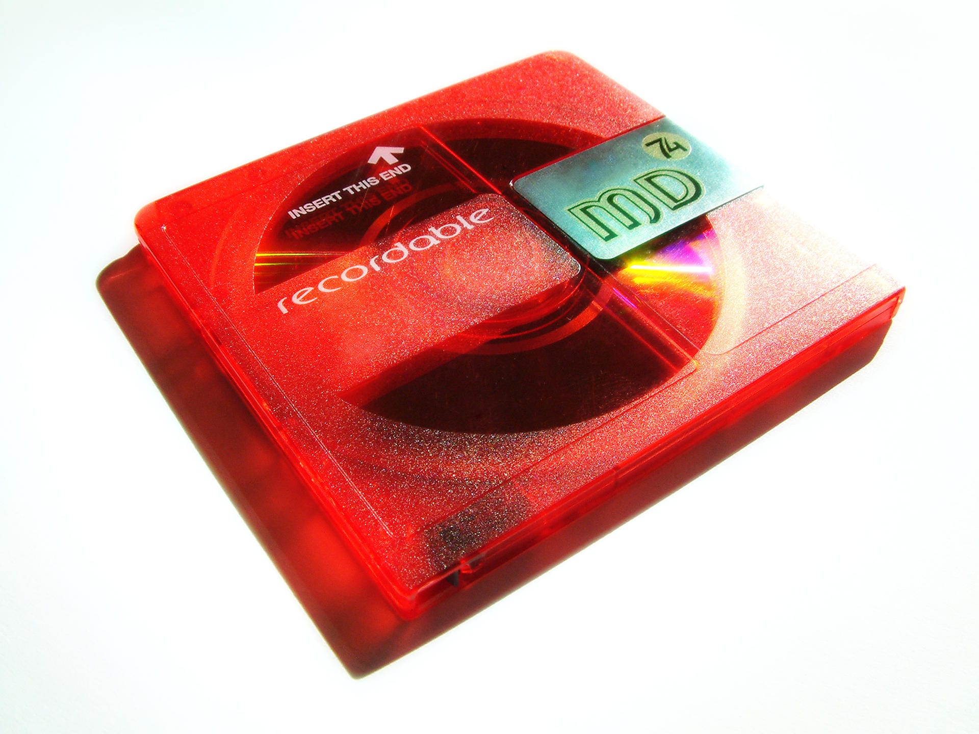 1991 präsentierte Sony die MiniDisc (MD) und wollte damit die Kassette als Speichermedium ablösen. Trotz seiner Vorteile, wie beispielsweise einem größeren Speicherformat, konnte sich die MiniDisc auf dem Massenmarkt aber nicht durchsetzen. Vor allem CDs machten den MDs später Konkurrenz. Im März 2013 beendete Sony die Produktion von Abspielgeräten für MiniDiscs.
