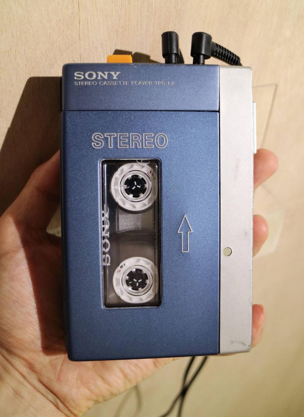 Der Walkman von Sony erschien 1979 und erlangte weltweit Kultstatus. In manchen Ländern hat sich der Begriff "Walkman" bereits als übliche Bezeichnung für tragbare Kassettenspieler etabliert. Mitte der Achtzigerjahre veröffentlichte Sony auch einen Walkman, der CDs abspielen konnte. Der Kassetten-Walkman selbst hielt sich bis Anfang 2010. Erst dann verkündete Sony, dass es die Produktion des Geräts einstellen werde.