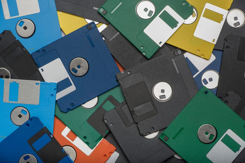 Die ersten Disketten wurden 1969 von IBM verkauft, andere Hersteller folgten bald. Je nach Größe passten auf eine Diskette wenige Kilobyte bis mehrere Megabyte. Als letztes Unternehmen produzierte Sony die "wabbeligen Scheiben" noch bis 2011.