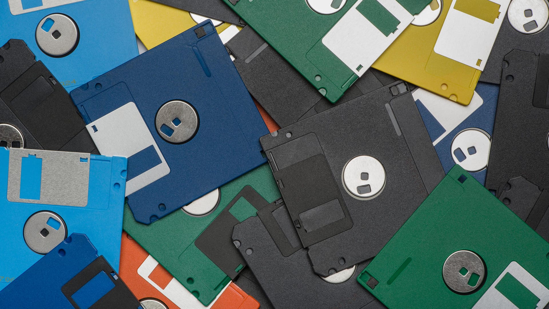 Die ersten Disketten wurden 1969 von IBM verkauft, andere Hersteller folgten bald. Je nach Größe passten auf eine Diskette wenige Kilobyte bis mehrere Megabyte. Als letztes Unternehmen produzierte Sony die "wabbeligen Scheiben" noch bis 2011.