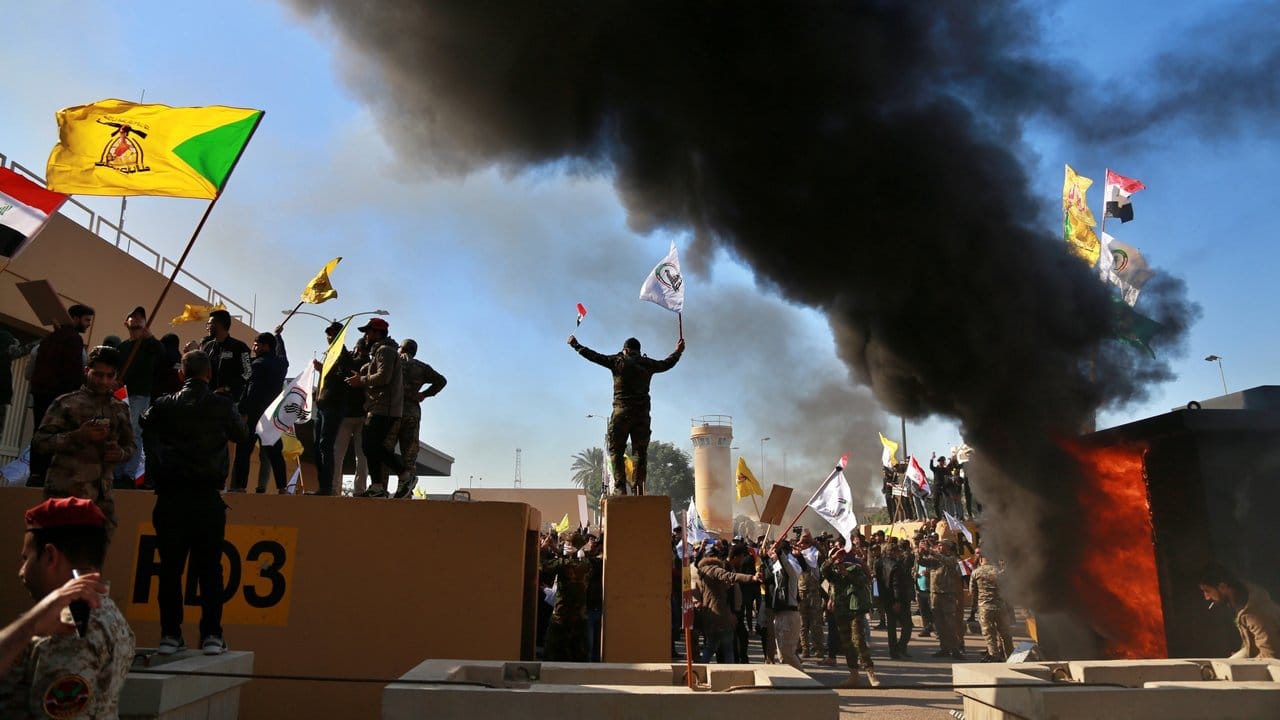 Demonstranten haben auf dem Gelände der US-Botschaft ein Feuer gelegt.