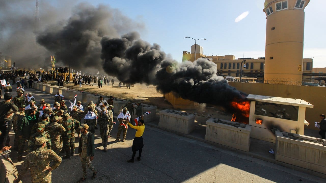 Mehrere hundert Demonstranten haben die US-Botschaft in der Hauptstadt Bagdad attackiert.
