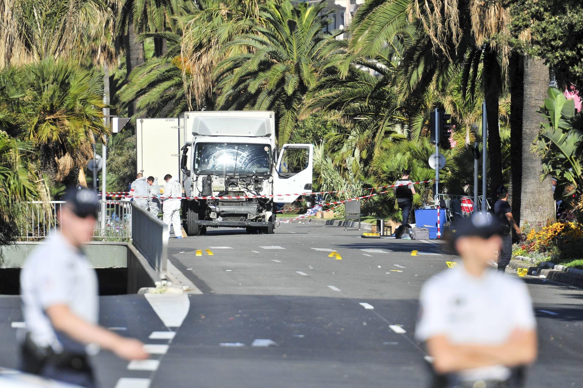 Anschlag in Nizza Spurensicherung am Lkw LKW mit dem der Anschlag verübt wurde auf der Promenade