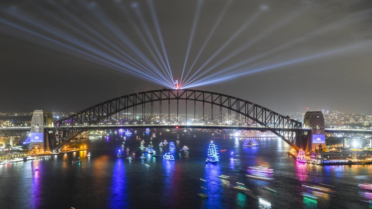 Die festlich beleuchtete Harbour Bridge in Sydney.