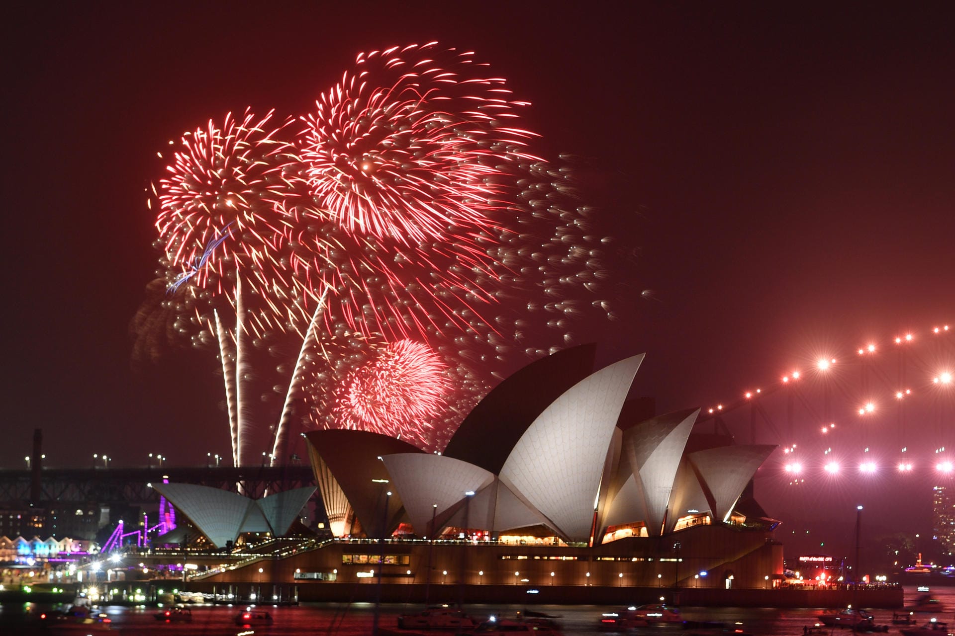Feuerwerk über dem Opernhaus in Sydney: Es ist die erste Millionenstadt die ins neue Jahr startet – trotz verheerender Waldbrände fand das Neujahrsfeuerwerk auch in diesem Jahr statt.