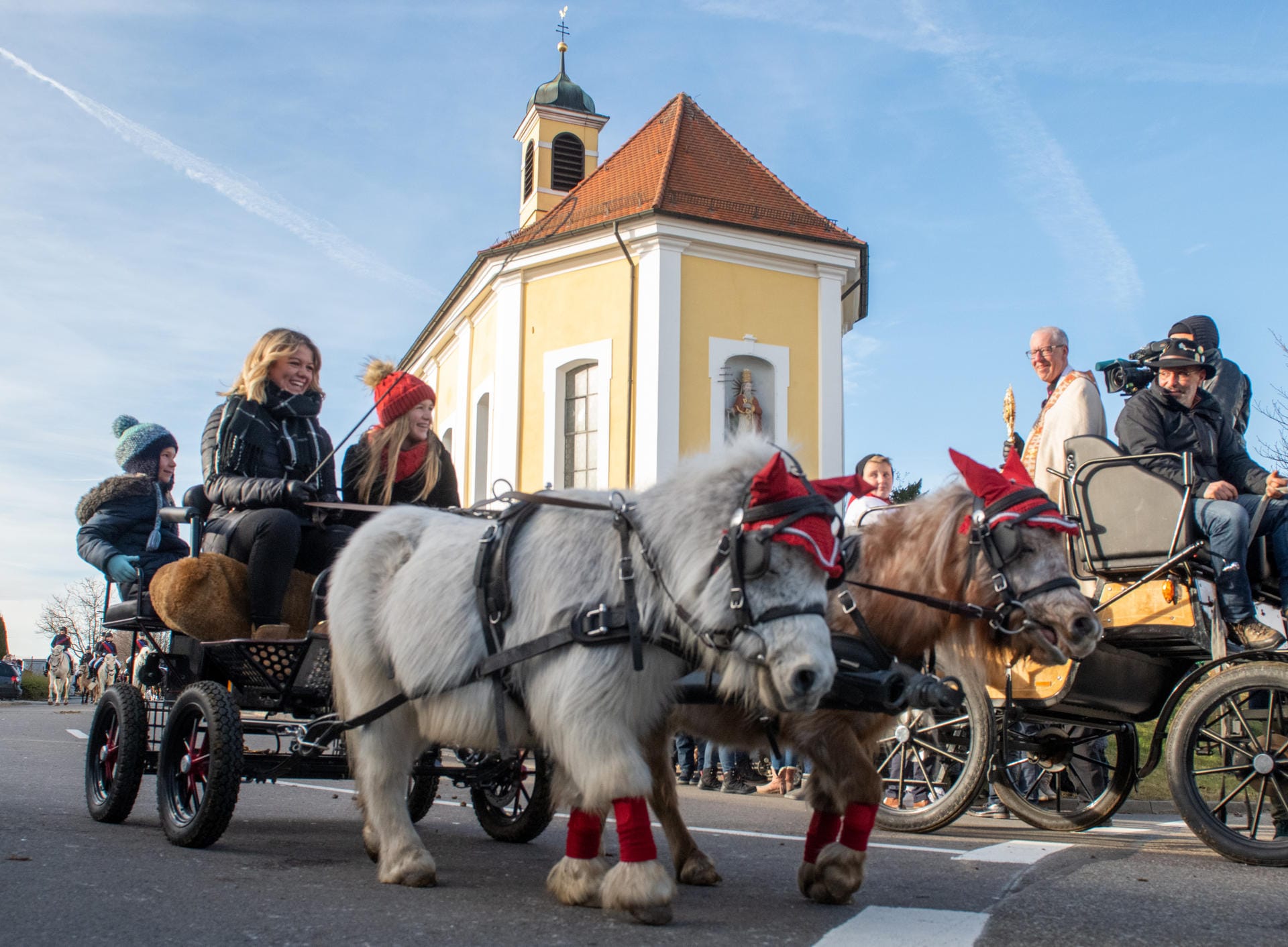 Mit dem Ponygespann zur Silvesterkapelle: Aus Dankbarkeit über das Ende einer Viehseuche reiten in Westhausen seit hunderten von Jahren Reiter beim traditionellen Silvesterritt zu einem Gotteshaus.