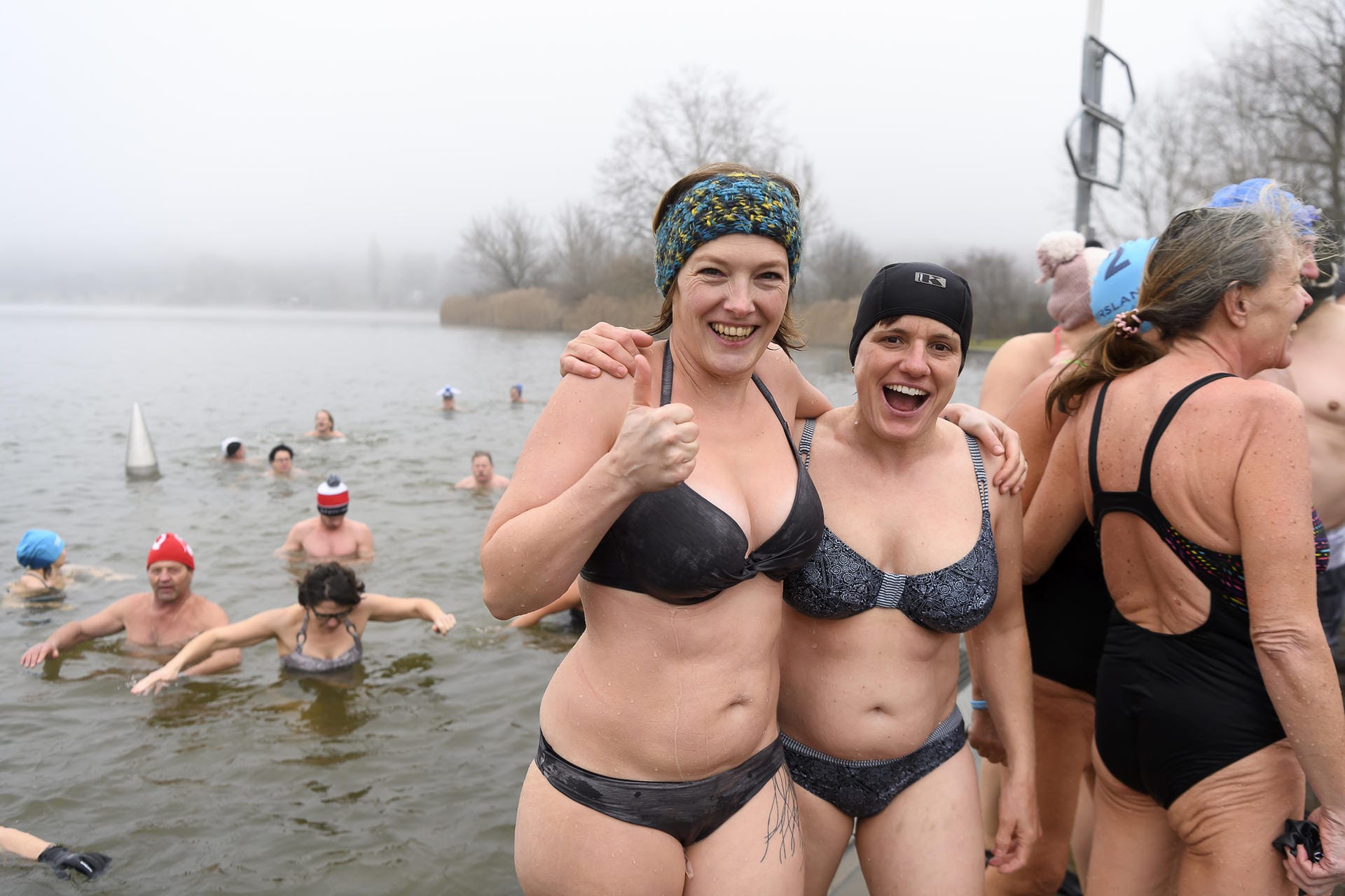 Hart im Nehmen: Beim traditionellen Silvesterschwimmen im Moossee im Kanton Bern stürzen sich die Schweizer in das vier Grad kalte Wasser.