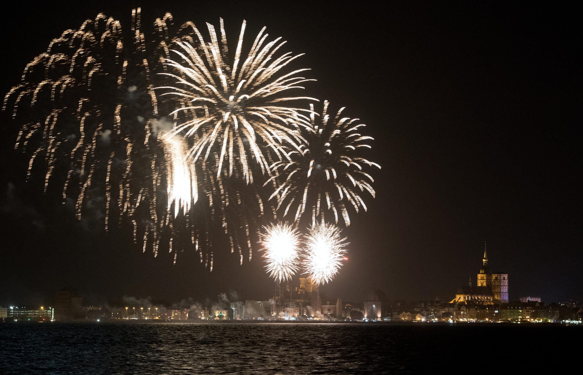 In Stralsund will man nicht bis 0 Uhr warten: Ein Silvesterfeuerwerk zum Jahreswechsel 2020 leuchtet im Hafen der Hansestadt Stralsund. Das Feuerwerk auf der Hafeninsel fand am frühen Abend statt.