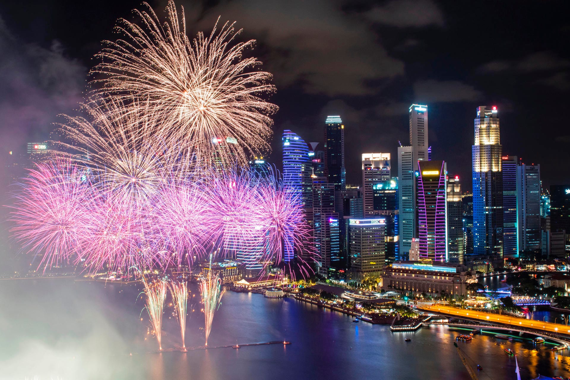 Singapur sieht auch ohne Feuerwerk toll aus: Raketen explodieren während der Neujahrsfeierlichkeiten im Hafenviertel Marina Bay.