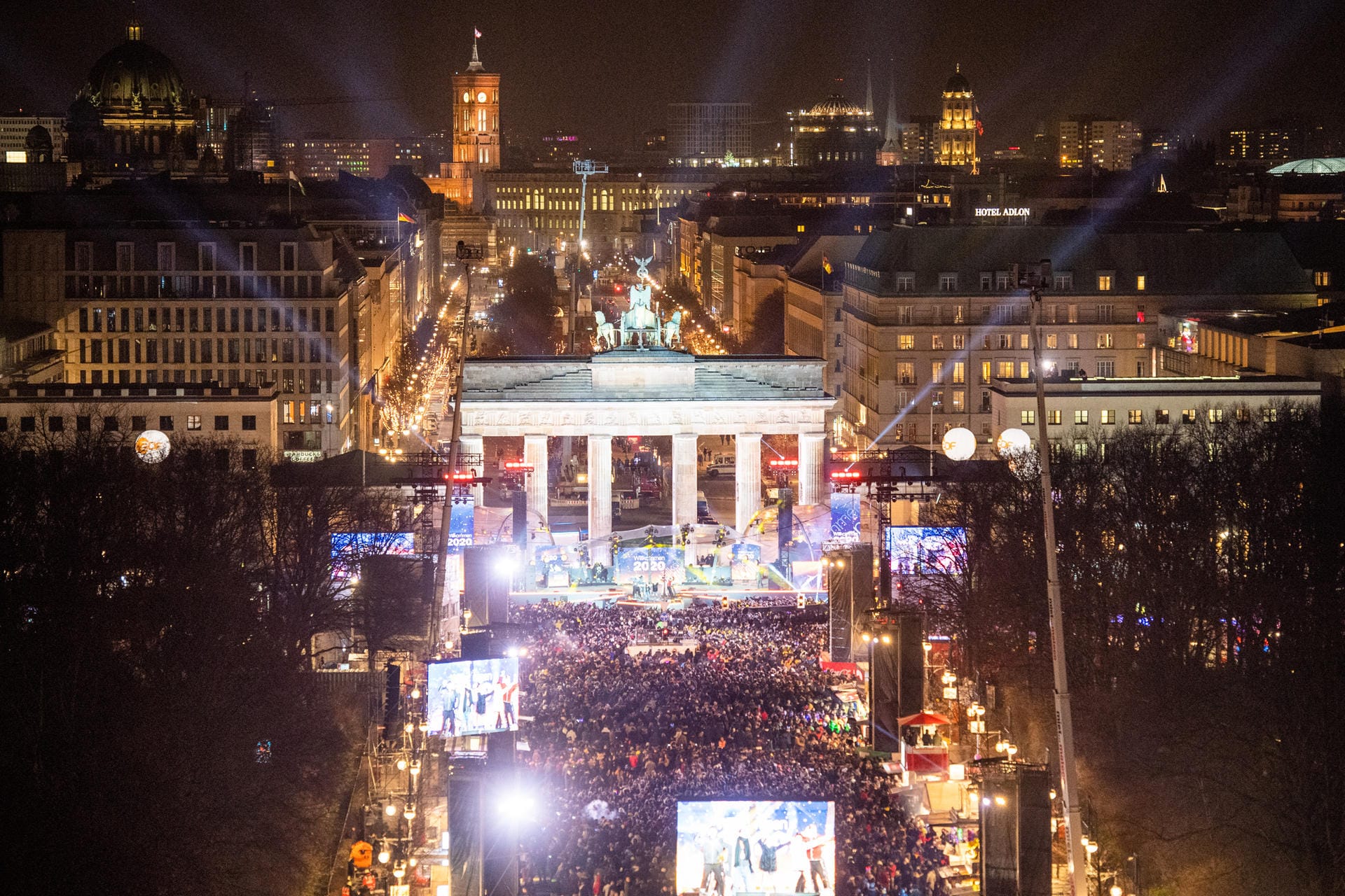 Tausende Menschen feiern Silvester am Brandenburger Tor bei Deutschlands größter Party zum Jahreswechsel.