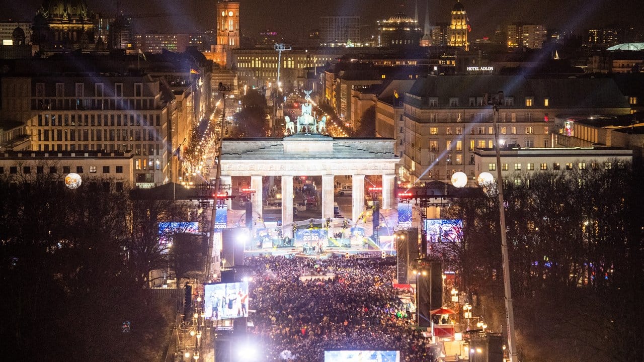 Tausende Menschen feiern Silvester am Brandenburger Tor bei Deutschlands größter Party zum Jahreswechsel.