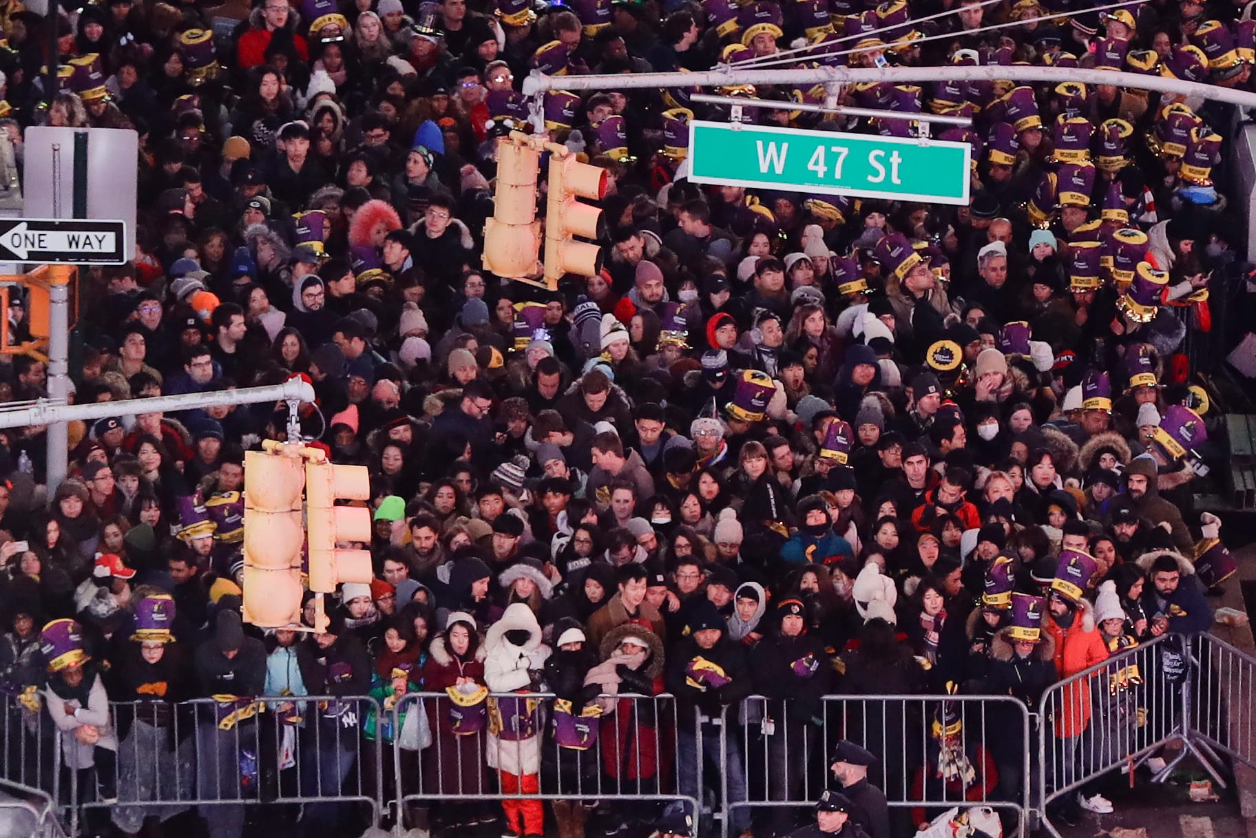 New Year: Bereits Stunden vor dem Jahreswechsel versammeln sich Menschen am Times Square.