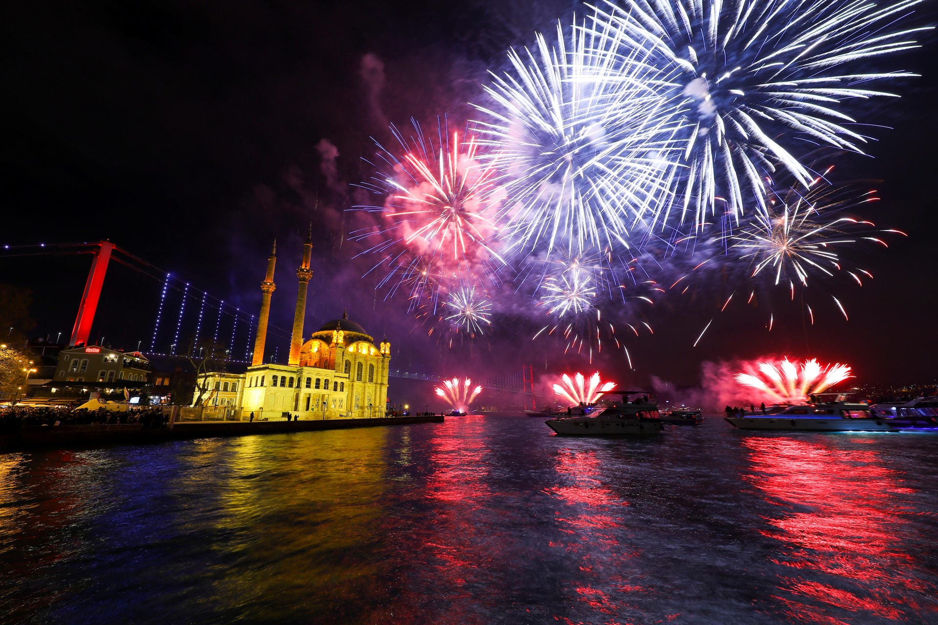 Istanbul: Auch in der Türkei wird das neue Jahr mit Feuerwerk begrüßt.