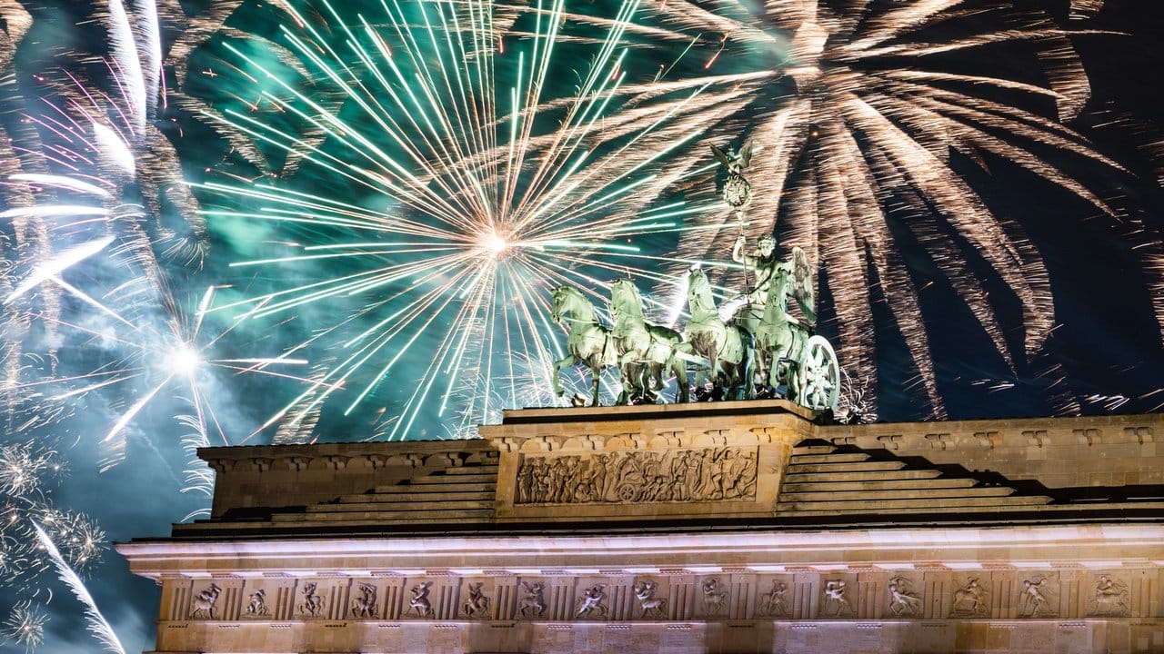 2020 ist da: Feuerwerk über dem Brandenburger Tor in Berlin.