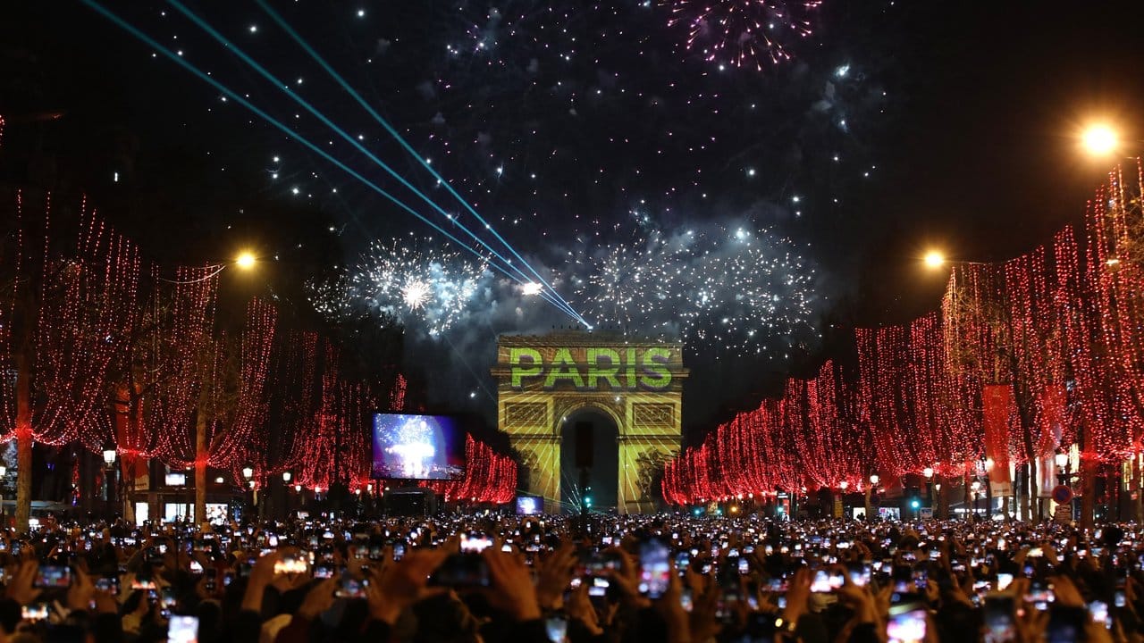 Auf den Champs-Élysées in Paris hat niemand sein Handy vergessen.