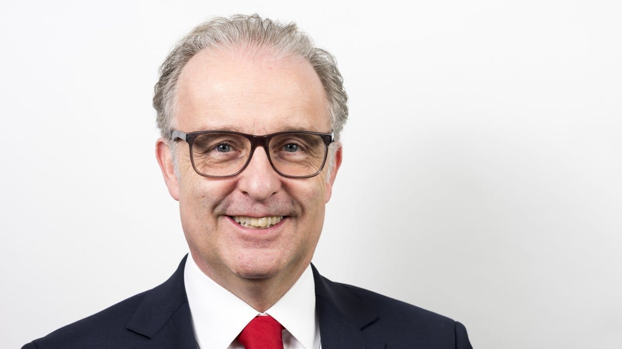 Michael Becker ist Münzhändler und 1. Michael Becker ist Münzhändler und 1.