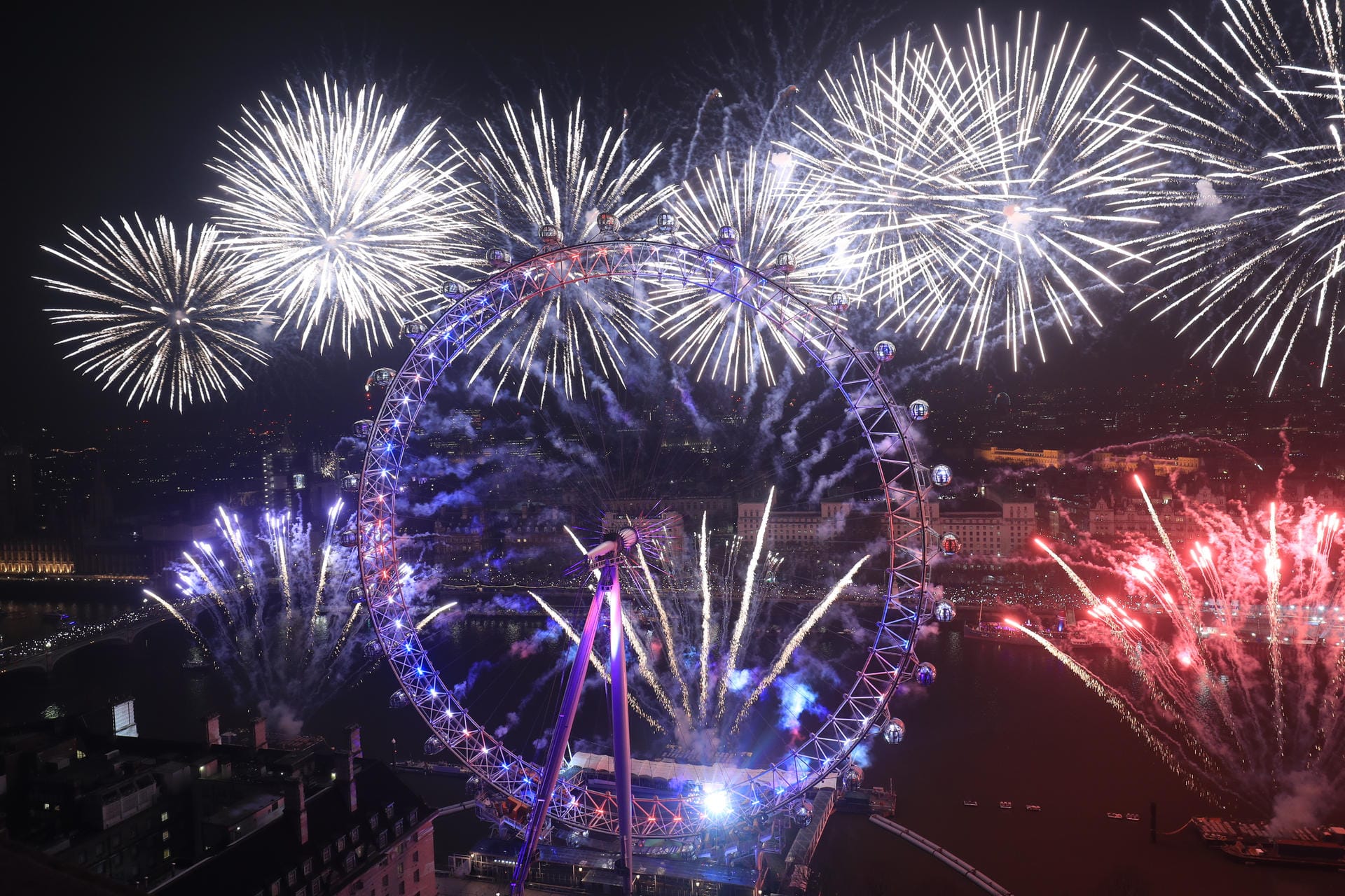 London: Feuerwerk am Himmel über dem London Eye.