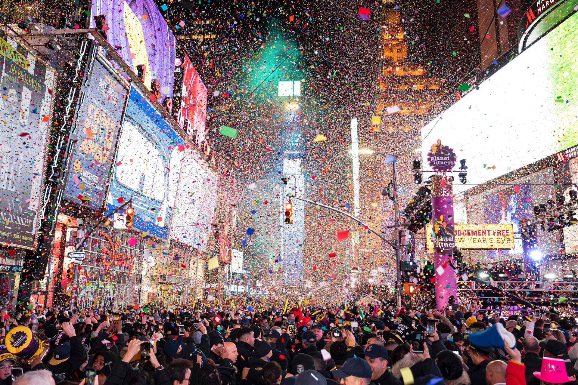 Konfetti fällt um Mitternacht auf die Menschen auf dem New Yorker Times Square.