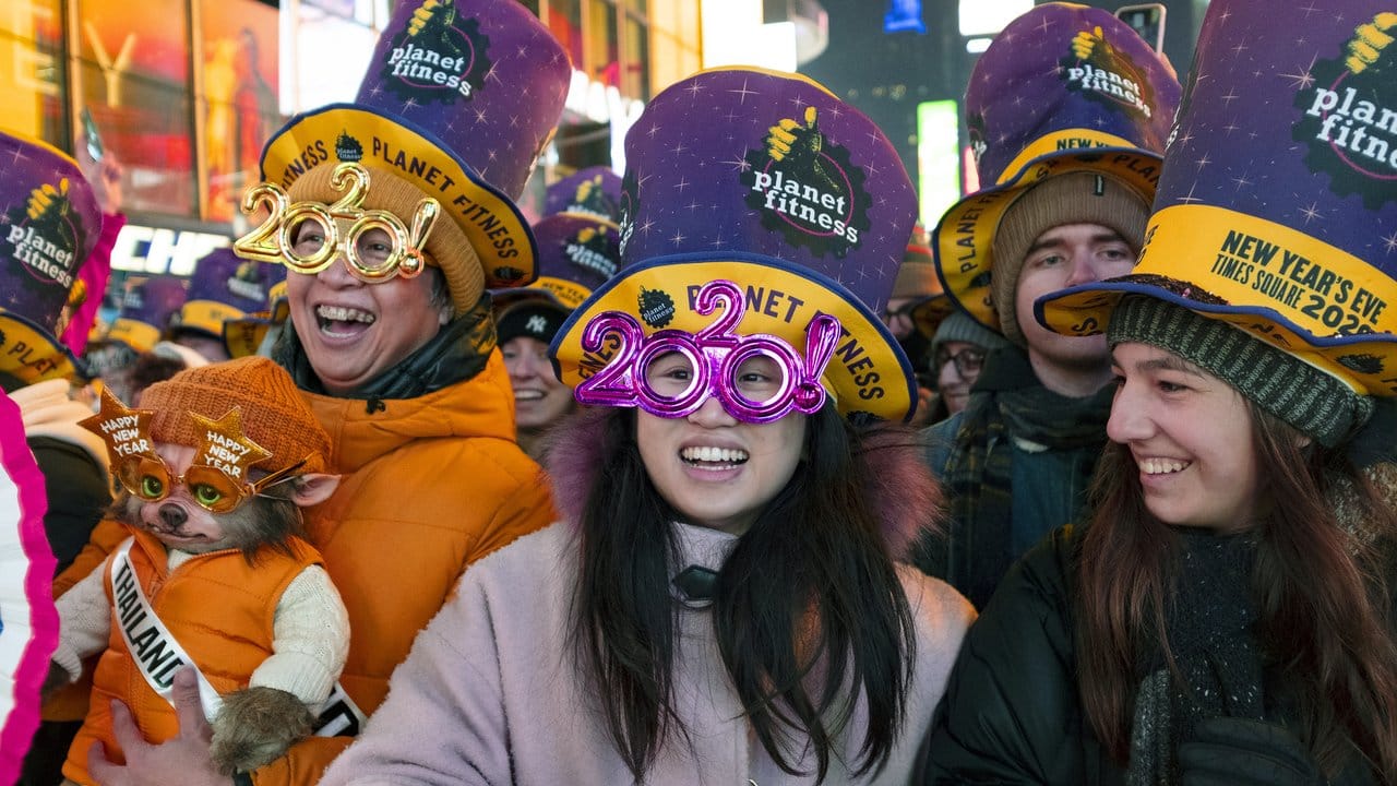 Frauen feiern am Times Square in das neue Jahr.