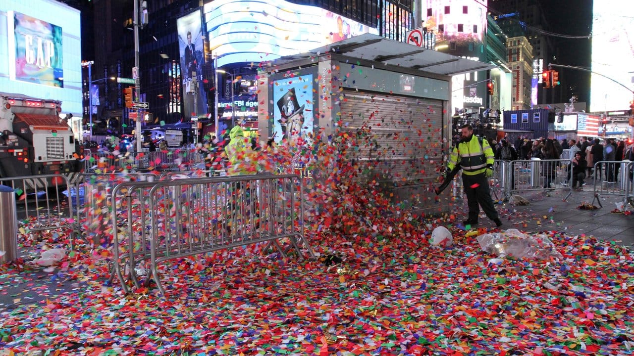 Arbeiter reinigen die Straßen am New Yorker Times Square am frühen Morgen von Neujahr.