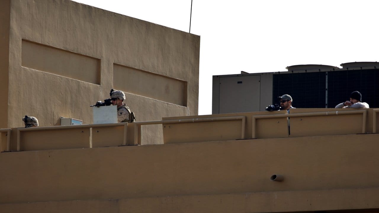 US-Soldaten stehen Wache auf dem Botschaftsdach. US-Soldaten stehen Wache auf dem Botschaftsdach.