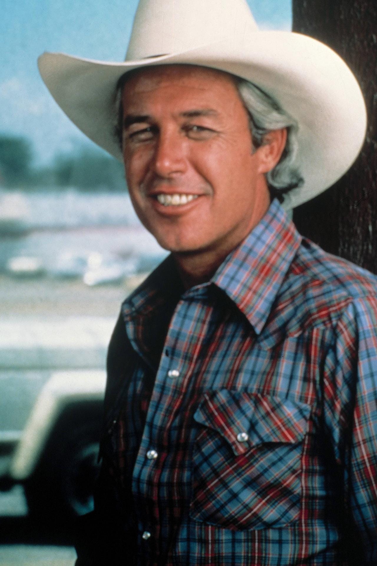 Von diesem Ewing wusste anfangs keiner etwas: Steve Kanaly spielte in der Kultserie die Figur des Ray Krebbs. Diese wurde erst als Arbeiter auf der Southfork-Ranch eingeführt. Später kam raus, dass er der Halbbruder von Bobby und JR Ewing ist.
