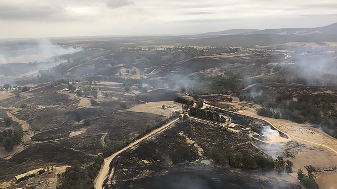 Ein Wildfeuer hat weite Flächen verbrannten Landes hinterlassen. Ein Wildfeuer hat weite Flächen verbrannten Landes hinterlassen.
