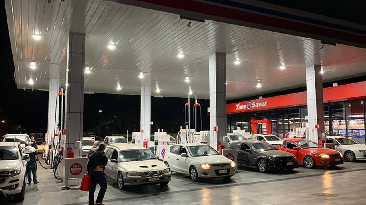 Überfüllte Tankstelle: Notfalldienste müssen Benzin-Tanker nach New South Wales eskortieren, um die Versorgung wiederherzustellen. Überfüllte Tankstelle: Notfalldienste müssen Benzin-Tanker nach New South Wales eskortieren, um die Versorgung wiederherzustellen.