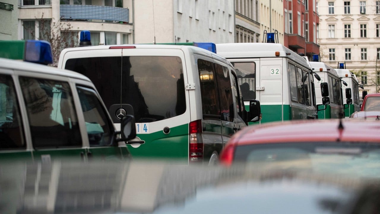 Polizeifahrzeuge bei einem Großeinsatz im Bezirk Neukölln.