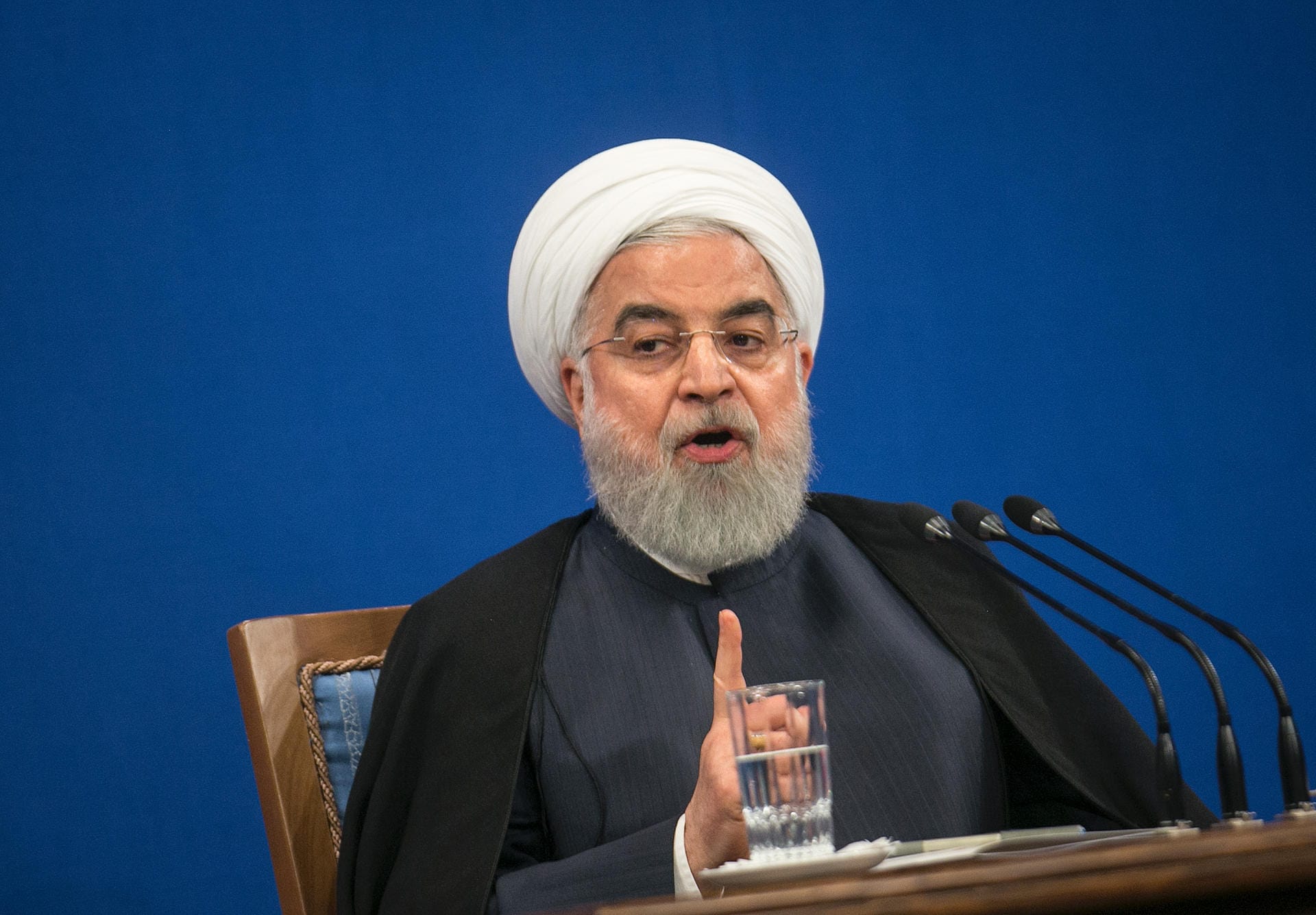 Irans Präsident Hassan Ruhani hat die USA scharf verurteilt und Vergeltung angekündigt. "Zweifellos werden der Iran und andere unabhängige Staaten dieses schreckliche Verbrechen der USA rächen", schrieb Ruhani in einem Beileidsschreiben. Diese feige Tat zeige die Verzweiflung der amerikanischen Nahostpolitik. "Diese Tat ist ein weiterer dunkler Fleck für die USA."