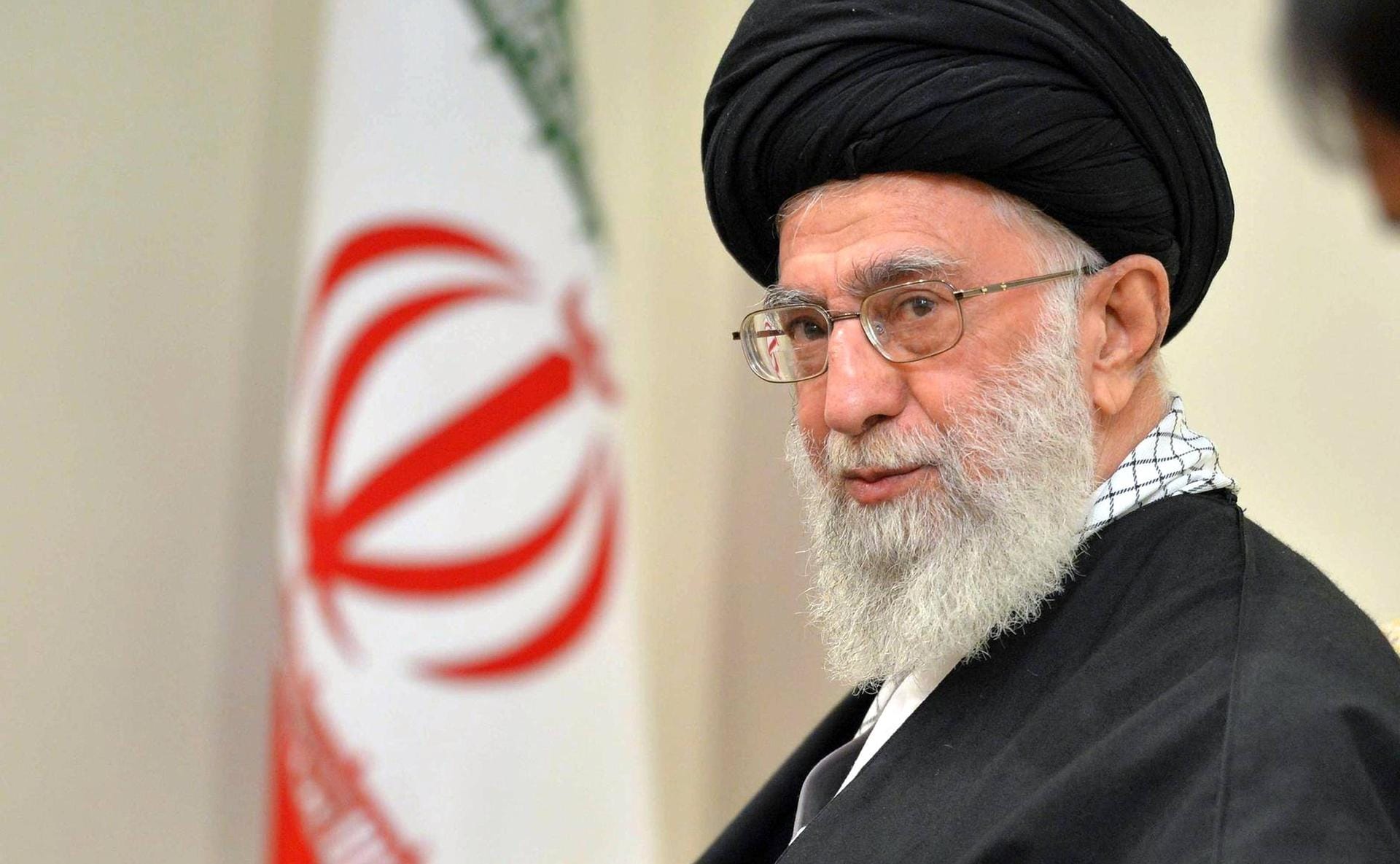 Irans geistliches Oberhaupt Ajatollah Ali Chamenei hat Rache für den tödlichen US-Raketenangriff auf den iranischen General Kassem Soleimani geschworen. In einer auf Twitter verbreiteten Botschaft drohte er den "Verbrechern", die für den Tod Soleimanis verantwortlich seien, mit "schwerer Vergeltung".