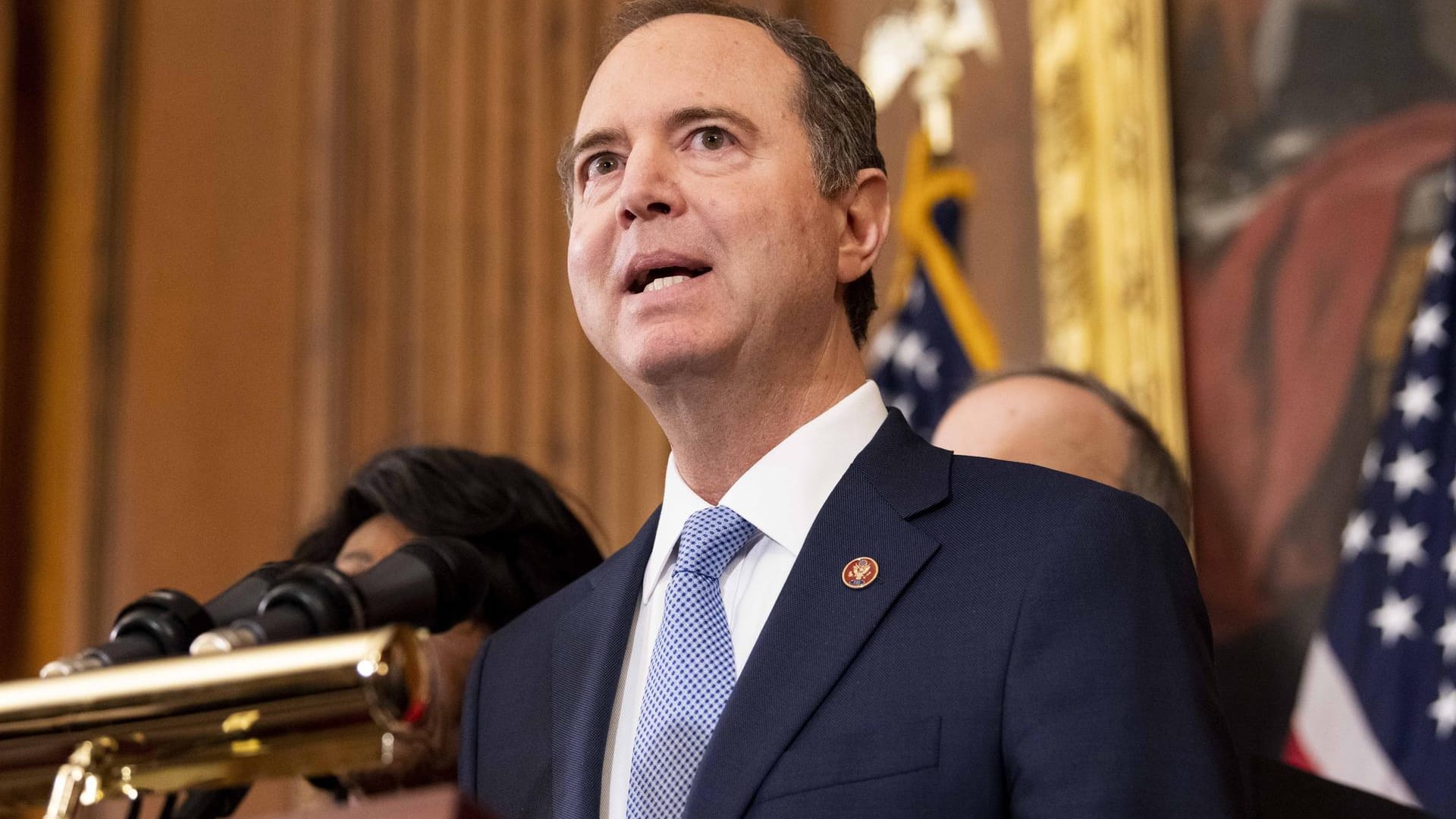 Der demokratische Vorsitzende des Geheimdienstausschusses im US-Repräsentantenhaus, Adam Schiff, warnte vor einer Eskalation des Konflikts. Der nun getötete Kommandeur der iranischen Al-Kuds-Brigaden, Ghassem Soleimani, sei zwar für "unvorstellbare Gewalt" verantwortlich gewesen, und die Welt sei ohne ihn besser dran, schrieb Schiff auf Twitter. Aber der Kongress habe den Angriff nicht autorisiert, "und die Menschen in Amerika wollen keinen Krieg mit dem Iran".