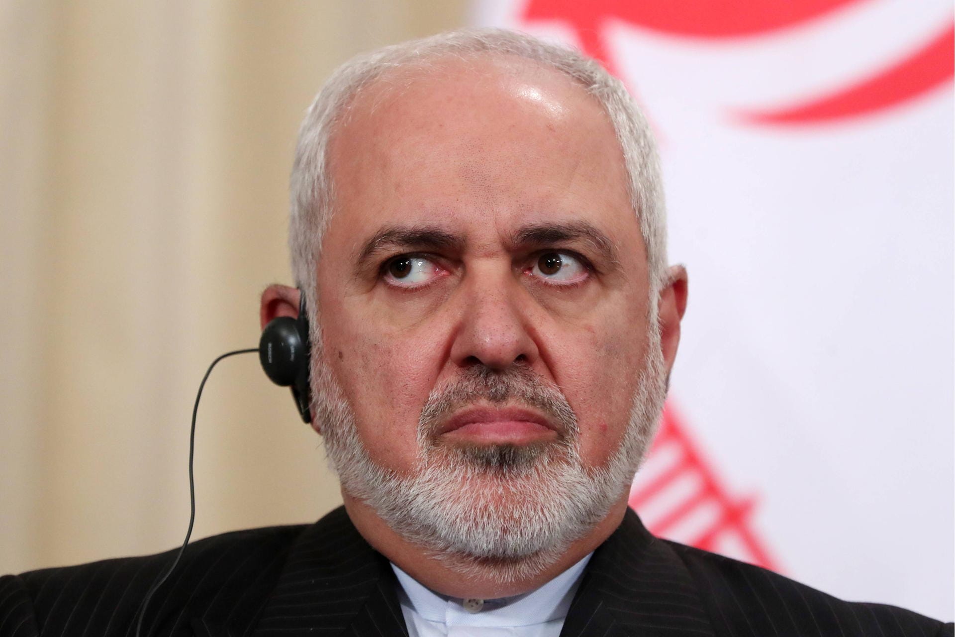 Der iranische Außenminister Mohammed Dschawad Sarif hat den tödlichen US-Raketenangriff auf den iranischen General Kassem Soleimani als "extrem gefährliche" und "dumme Eskalation" bezeichnet. Sarif verurteilte die Tötung des Generals in auf Twitter als "Akt des internationalen Terrorismus".