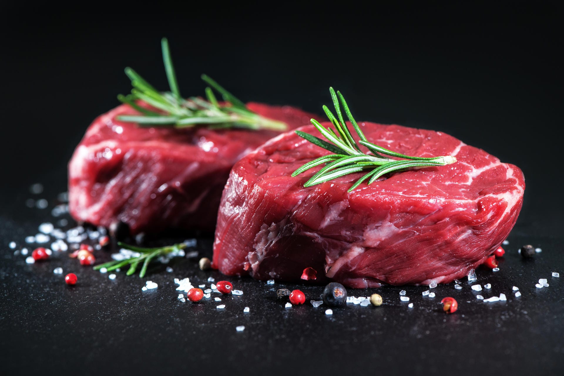 In 100 Gramm Filet vom Rind sind knapp 26 Gramm Eiweiß enthalten. Beef Jerkey – Trockenfleisch vom Rind – ist mit 55 Gramm pro 100 Gramm eine wahre Proteinquelle.