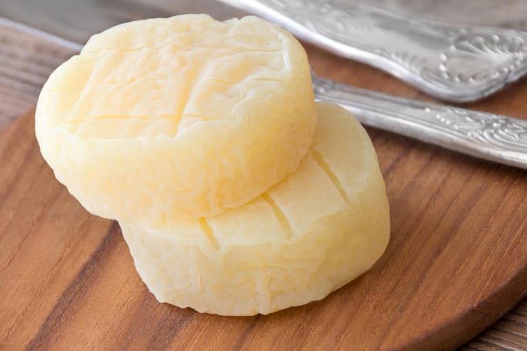 Harzer Käse besticht durch viel Protein und – im Gegensatz zu anderen Käsesorten – wenig Fett. Das Produkt enthält 30 Gramm Proteine pro 100 Gramm.