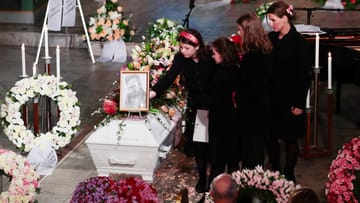 Beerdigung von Ari Behn: Prinzessin Märtha Louise legt mit ihren Töchtern Emma Tallulah, Leah Isadora und Maud Angelica Blumen am Sarg nieder.