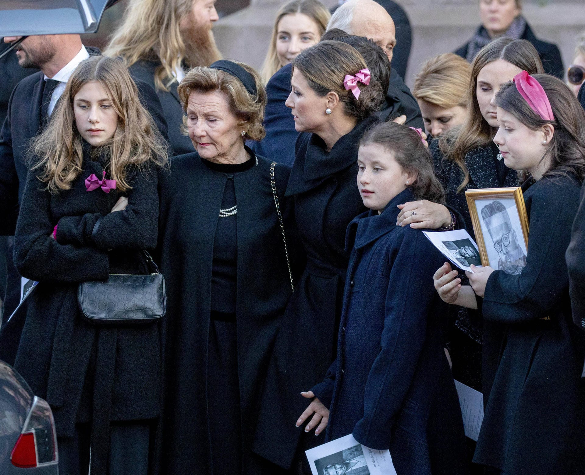 Königin Sonja und Märtha Louise stützen die drei Mädchen, die ihren Vater verloren haben.