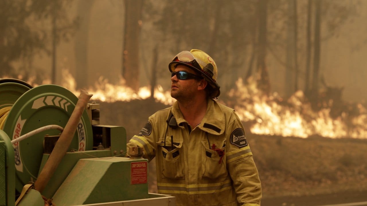 Kampf gegen die Flammen: Ein Mitarbeiter der Forest Corporation in der Nähe von Moruya.