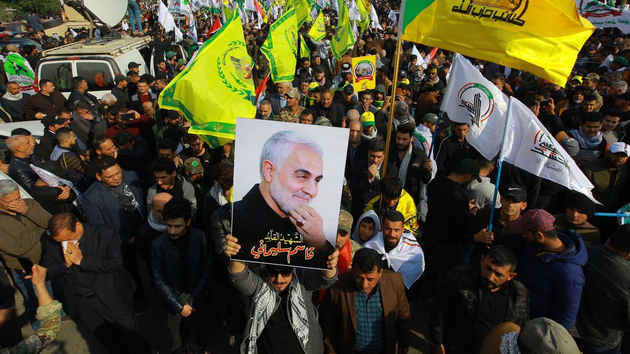 Anhänger des getöteten iranischen Generals Ghassem Soleimani nehmen onj Bagdad an einem Trauerzug teil.