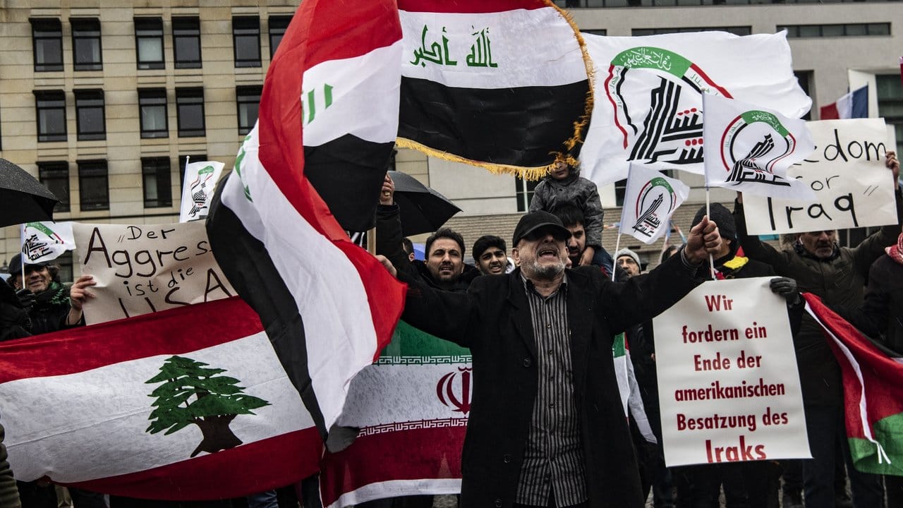 Vor der us-amerikanischen Botschaft am Pariser Platz in Berlin protestieren Demonstranten gegen den Angriff auf General Soleimani und die Militärpräsenz der USA im Irak.