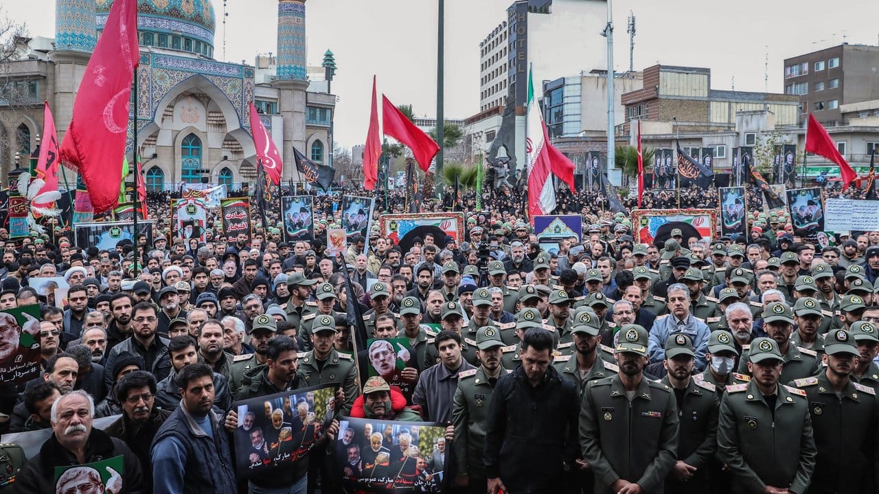 Auch in Teheran versammelten sich Menschen - unter ihnen viele Militärangehörige - für einen Trauerzug für General Soleimani.