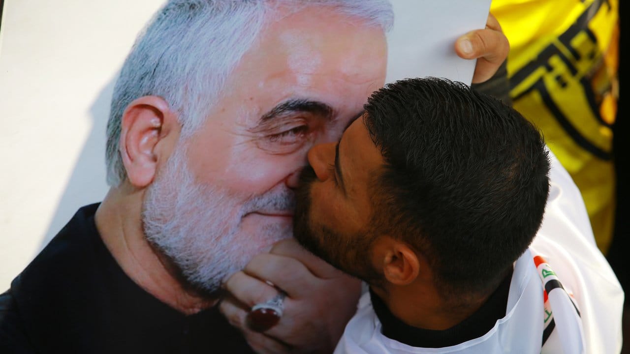 Beim Trauerzug für General Ghassem Soleimani in Bagdad küsst ein Anhänger ein Bild Soleimanis.