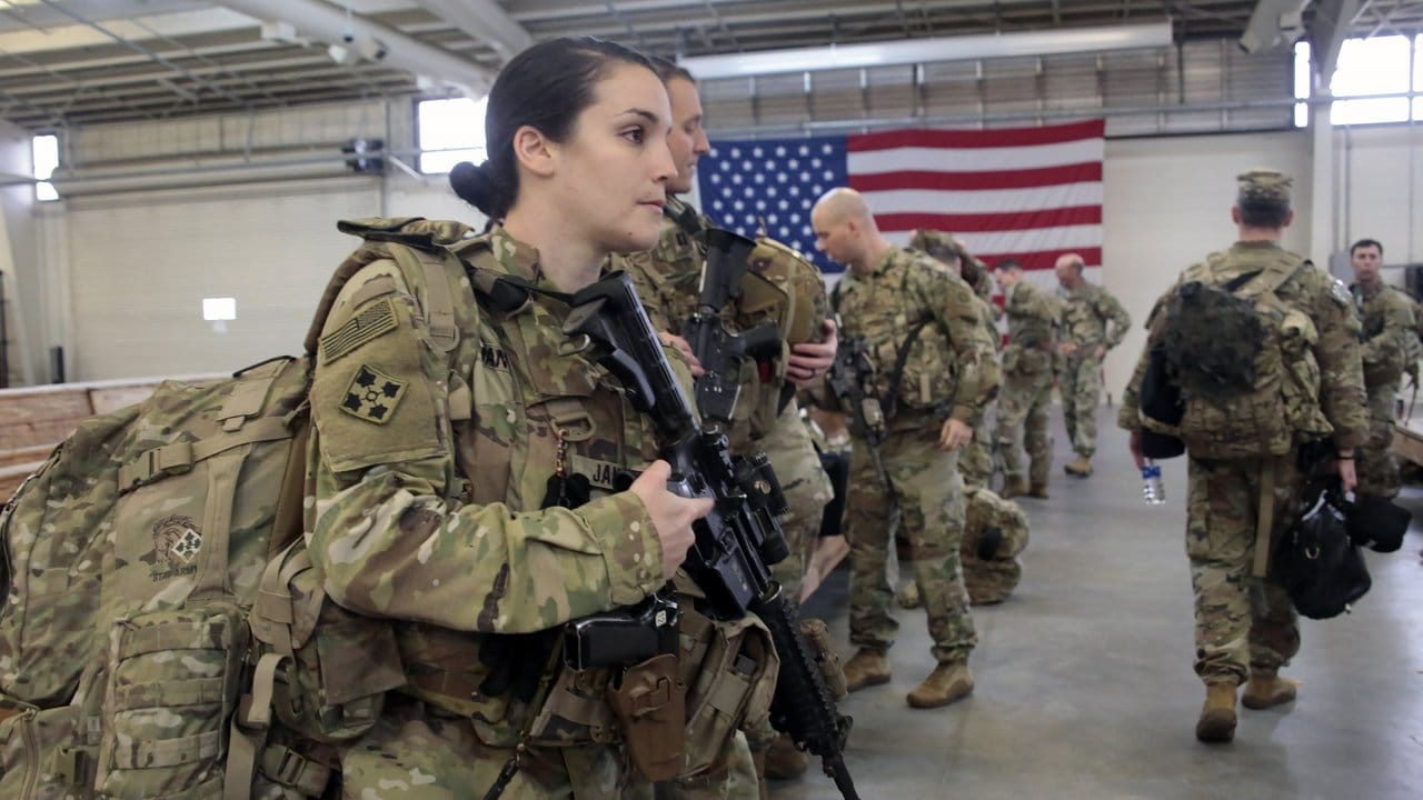 Im Militärstützpunkt Fort Bragg im US-Bundesstaat North Carolina ziehen Soldaten ihre Ausrüstung an.