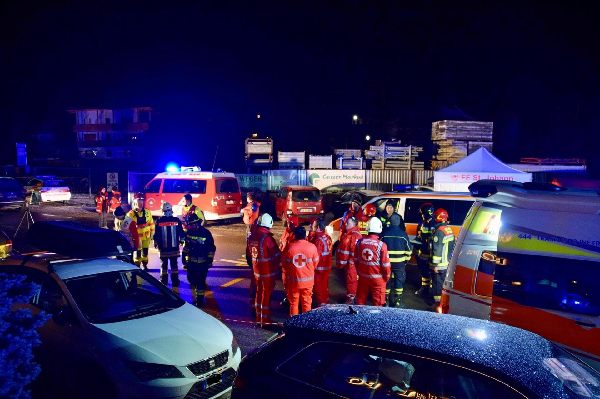 Sechs Menschen starben noch am Unfallort, als ein Auto in Luttach in eine deutsche Reisegruppe fuhr.ttach in eine deutsche Reisegruppe fuhr.