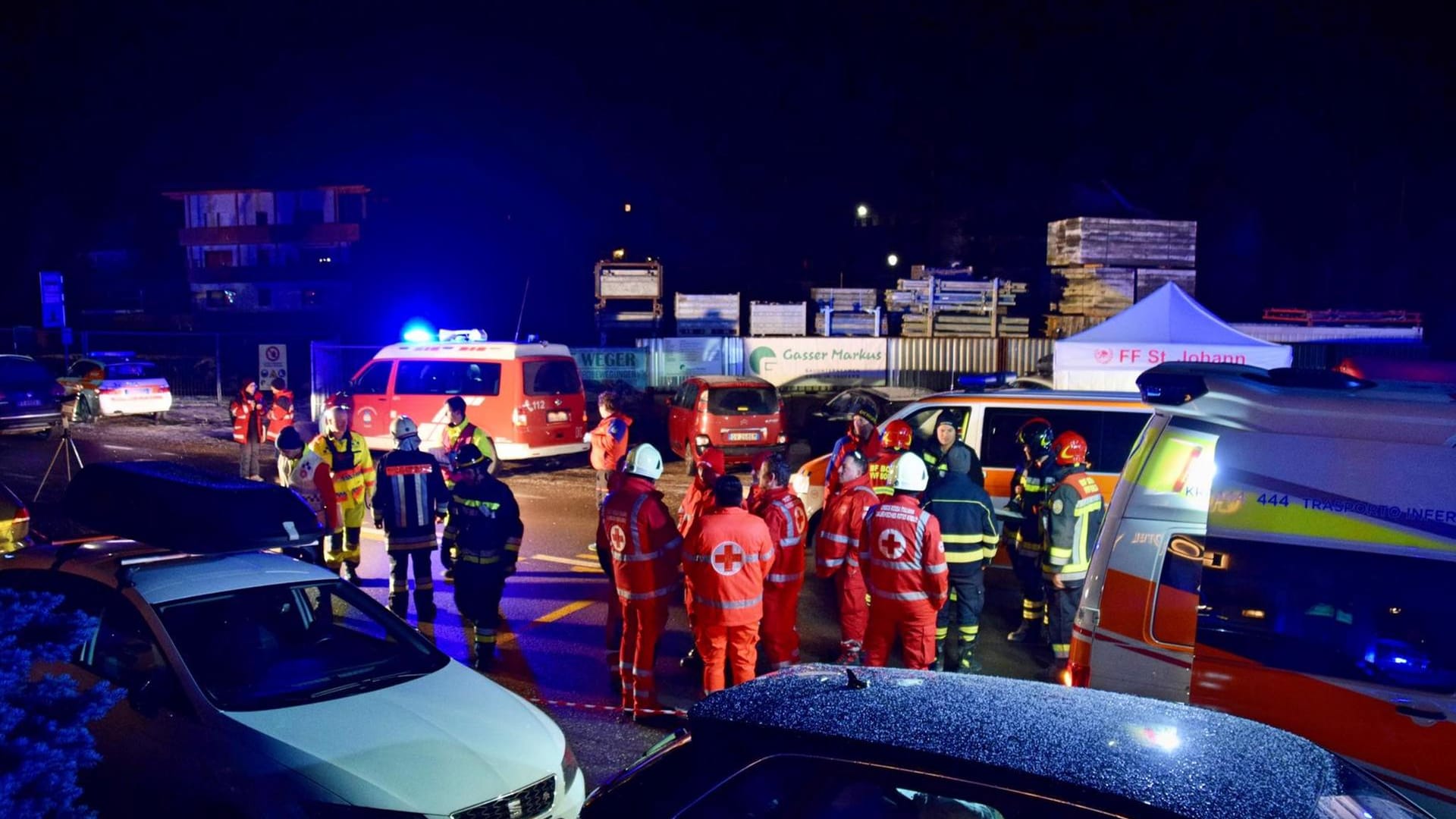 Sechs Menschen starben noch am Unfallort, als ein Auto in Luttach in eine deutsche Reisegruppe fuhr.ttach in eine deutsche Reisegruppe fuhr.