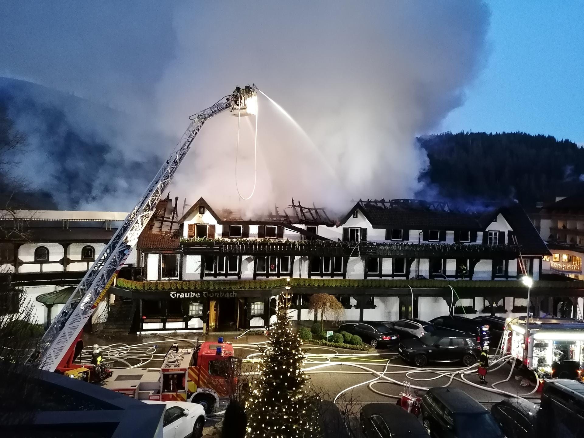 Brand in Drei-Sterne-Restaurant im Schwarzwald: Die "Schwarzwaldstube" im Hotel "Traube Tonbach" brennt vermutlich komplett nieder.