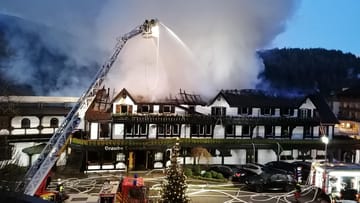 Brand in Drei-Sterne-Restaurant im Schwarzwald: Die "Schwarzwaldstube" im Hotel "Traube Tonbach" brennt vermutlich komplett nieder.